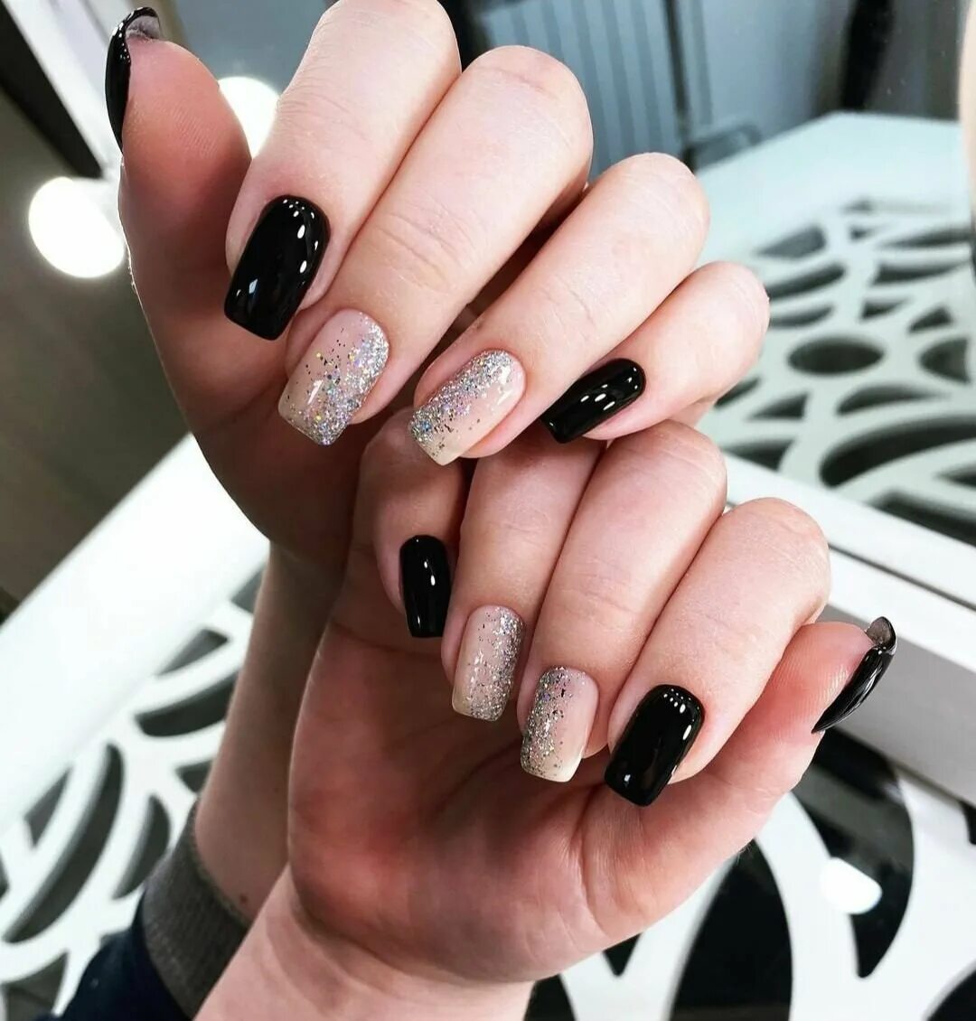 Ногти черно белые. Маникюр на короткие квадратные ногти темных. Маникюр белый с черным. Ногти квадратные короткие черно белые. Матовый маникюр на короткие квадратные.