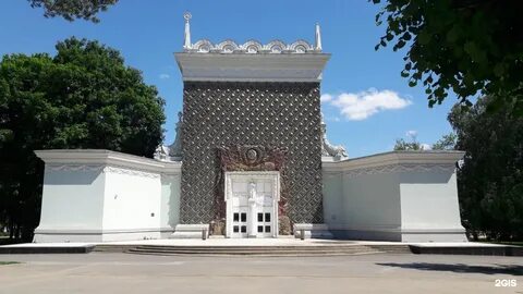 Согласно шутке одного из строителей павильона атом