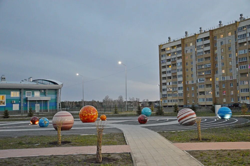 Про южноуральск. Сквер светящихся планет Южноуральск. Южноуральск космический сквер. Сквер планет город Южноуральск. Парк планет в Южноуральске.