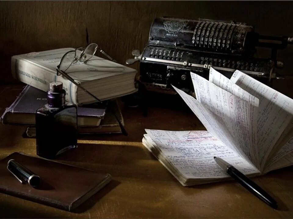 Бумаги на столе. Письменный стол писателя. Писатель Эстетика. Стол «книга».