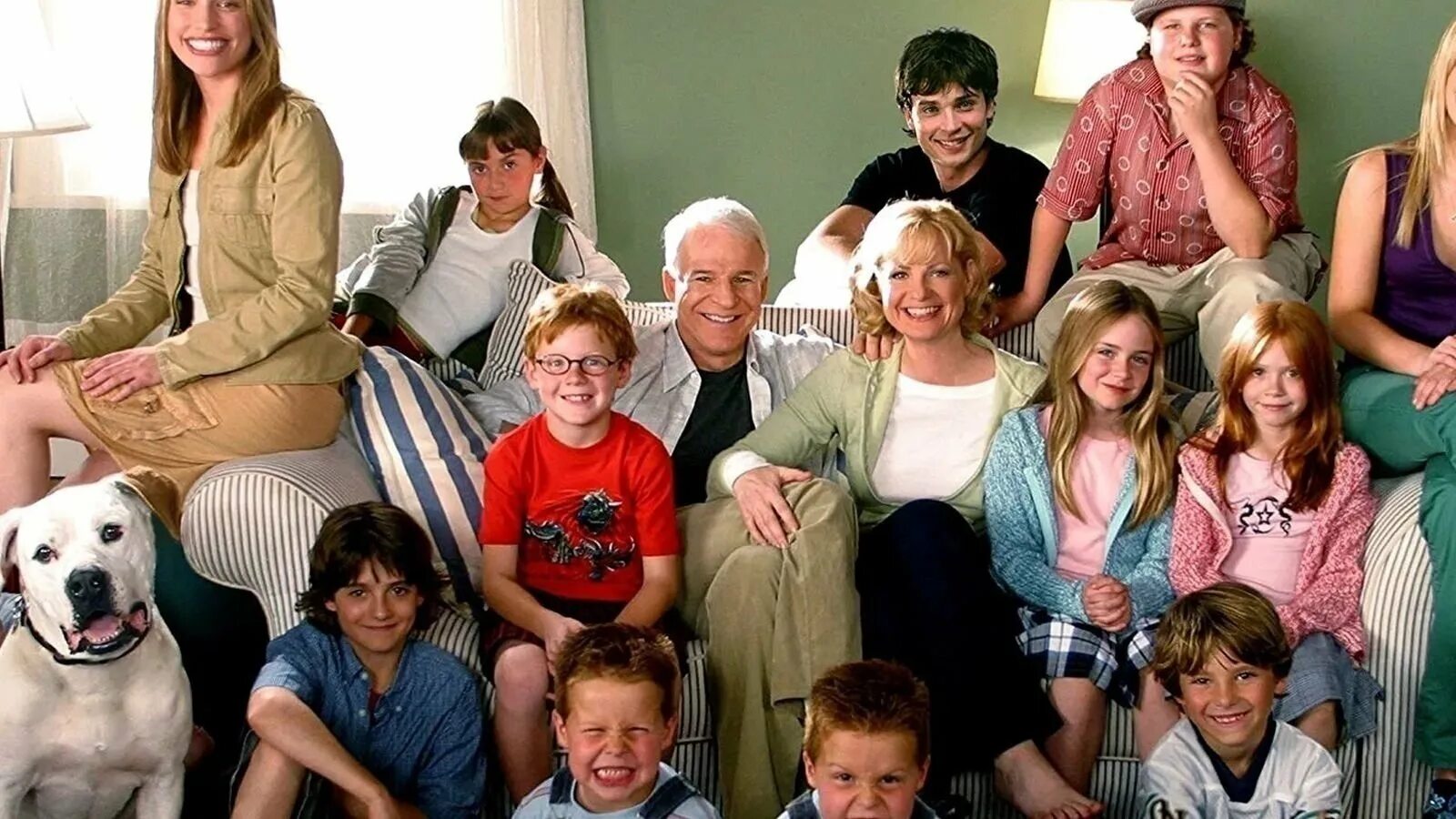 Живущие вместе видео. Cheaper by the dozen 2003. Большая семья. Американская семья. Большая семья в большом доме.