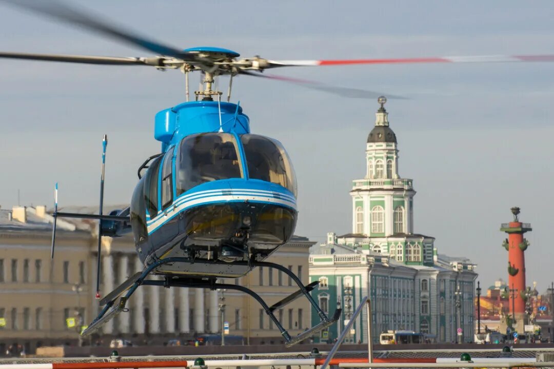 Вертолеты над санкт петербургом. Санкт-Петербург вертолетная экскурсия. Вертолетная экскурсия СПБ. Вертолет над Питером. Прогулка на вертолете.