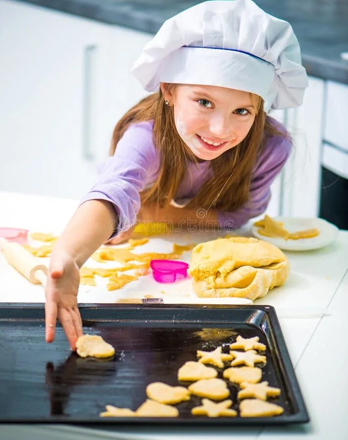 Дети пекут. Девочка печет печенье. Дети пекут печенье. Фотосессия печем печенье.