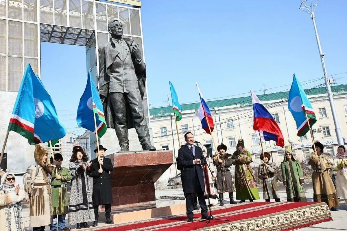 27 апреля день саха. Памятники Республики Саха Якутия. Торжественное возложение венков к монументам. 27 Апреля день государственности Республики Саха Якутия. Памятник п. Ойунскому Якутск.