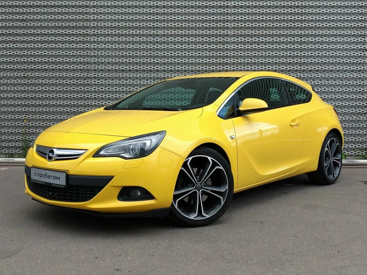 Купить опель в казахстане. Opel Astra GTC 2012. Opel Astra GTC 2012 желтый. Opel Astra GTC желтая.