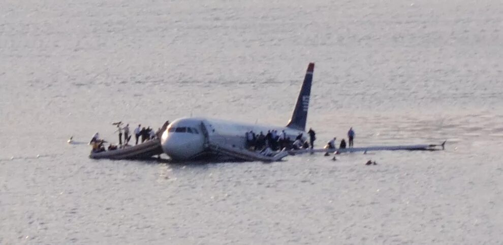 Самолет приземляющийся на воду. Аварийная посадка a320 на Гудзон. 15 Января 2009 авиакатастрофа Гудзон. Самолёт Airbus a320 чудо на Гудзоне. Самолёт приземлился на Гудзон.