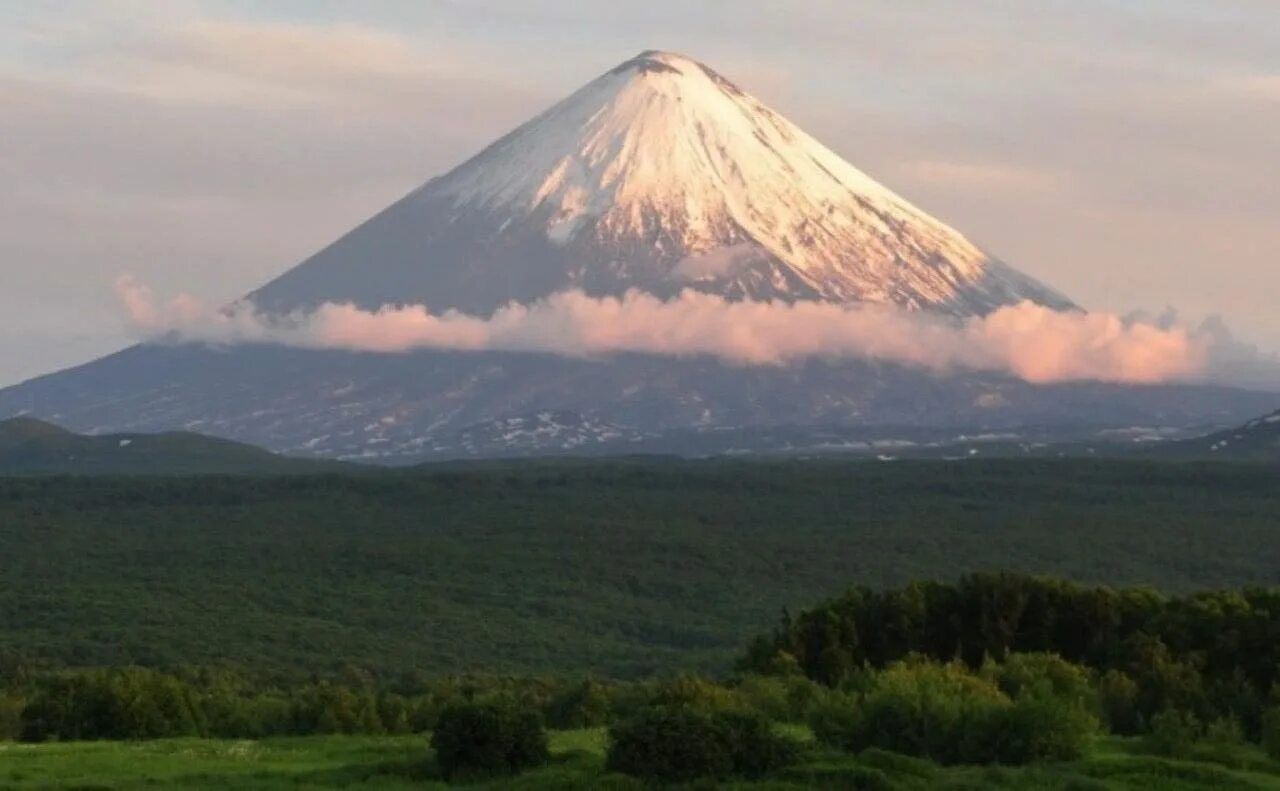 Какой вулкан самая высокая точка россии. Вулкан Ключевская сопка. Камчатка Ключевская сопка. Ключевской вулкан на Камчатке. Вулканы России Ключевская сопка.