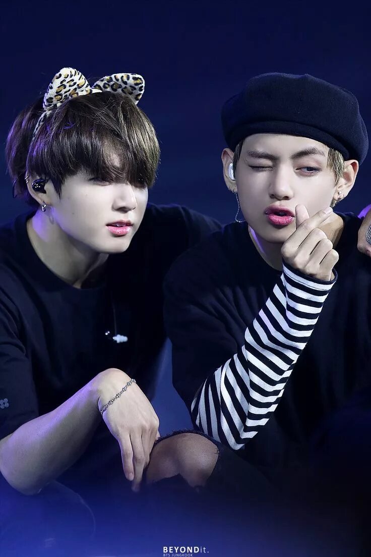 Тэхен смотрит на чонгука. Бтс taekook. Тэхен смотрит на чонгука. Тэхен смотрит на чонгука. Бтс taekook.