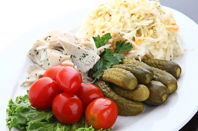 квашеные огурцы для диабетиков. малосольные огурцы в томате. помидоры в ведре. помидоры огурцы квашеные. квашеные помидоры и огурцы.