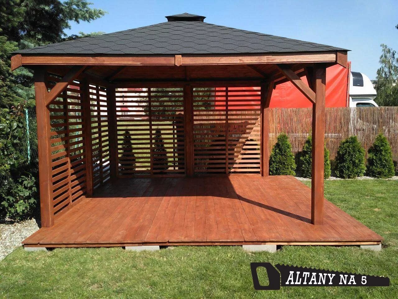 Беседка брусовая Gazebos. Беседка 3*4 Poma Gazebo. Беседка altanka 4. Беседка с двумя стенами. Беседка 3 стены