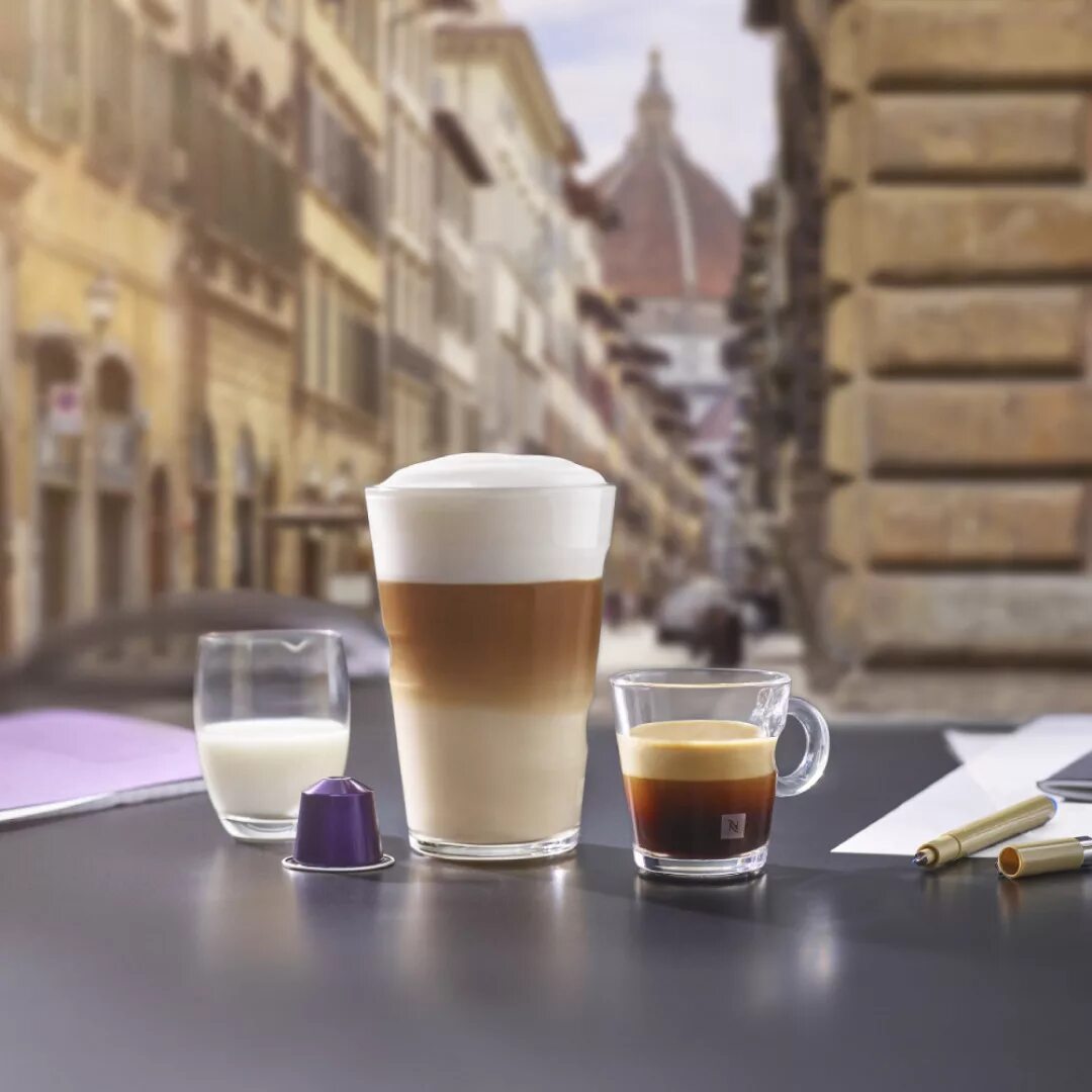 Кофейня в италии. Итальянские чашки для кофе. Кофейная италия. Кофе италия. Lavazza кофе oro зерно 250 г.