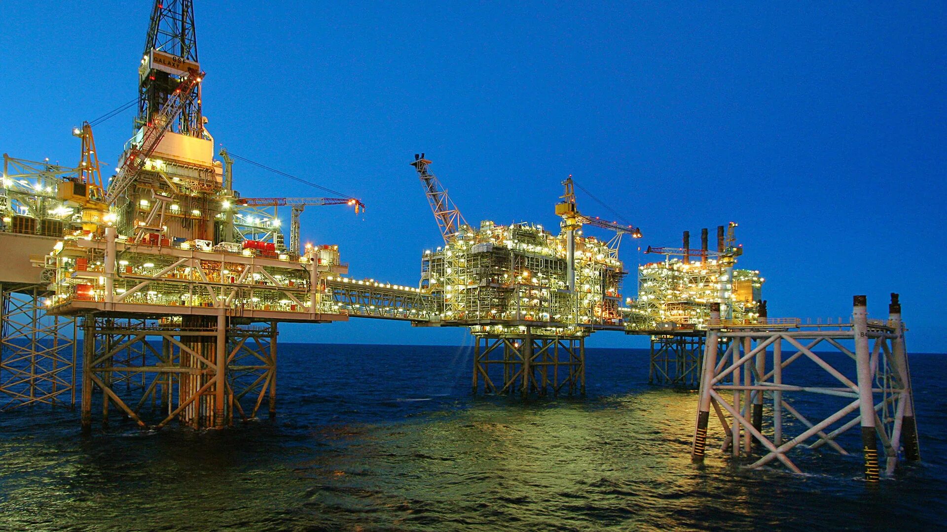 Буровая санкт. Нефтедобывающая платформа «нефтяные камни». Нефтяная вышка Малайзия. Oil Gas Project offshore. Морская добыча нефти.