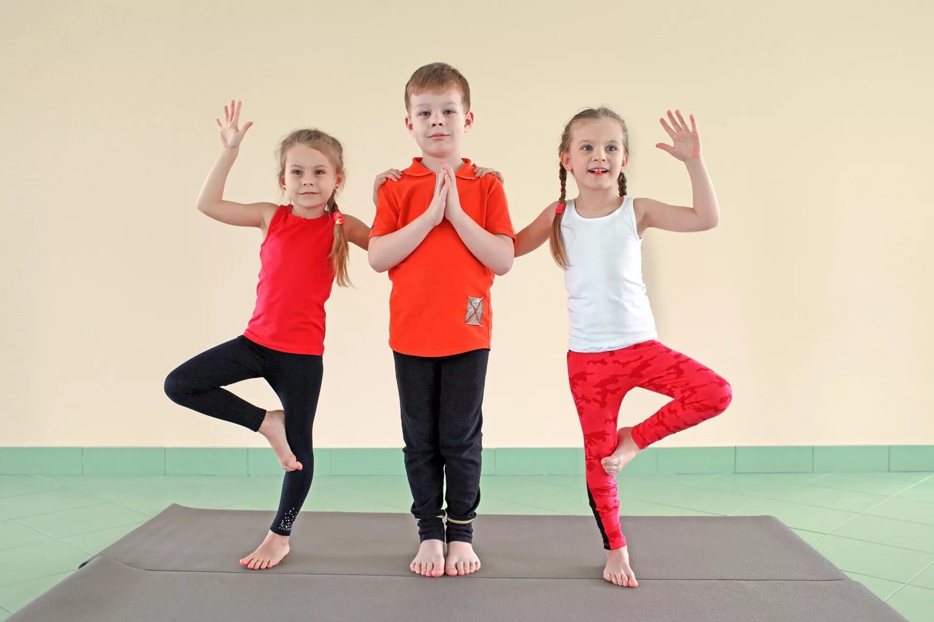 детский фитнес. йога для детей. игра повторялка. дети в детском саду. движения чтоб дети повторяли.