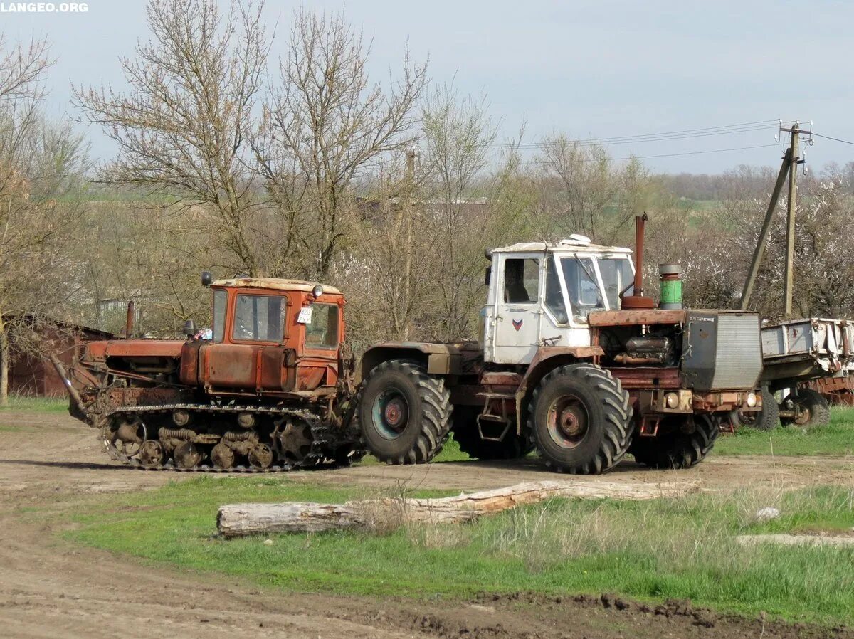 Большие советские трактора. Трактор ХТЗ Т-150. Т-150 трактор гусеничный и ДТ 75. Трактор ДТ 75 ХТЗ. Трактор т150 с тралом.