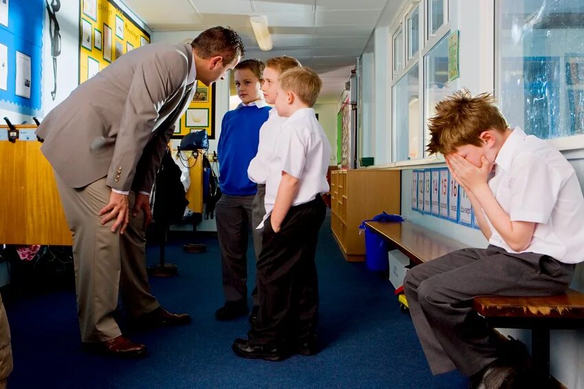 Дети в школе. Педагог и подросток. Буллинг в школе от учителя. Буллинг учителей. Учительница ругает.