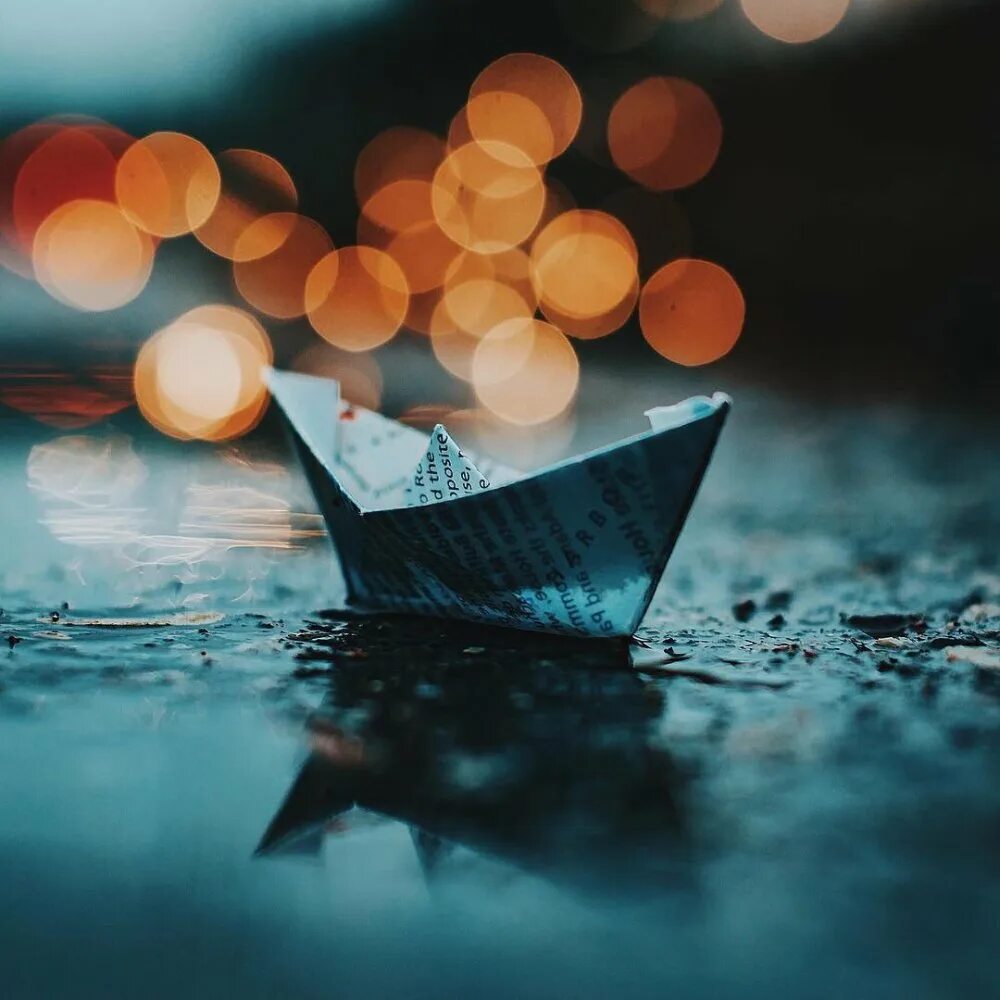 Бумажный кораблик плывет. Бумажный кораблик. Бумажный кораблик в море. Кораблик по реке.