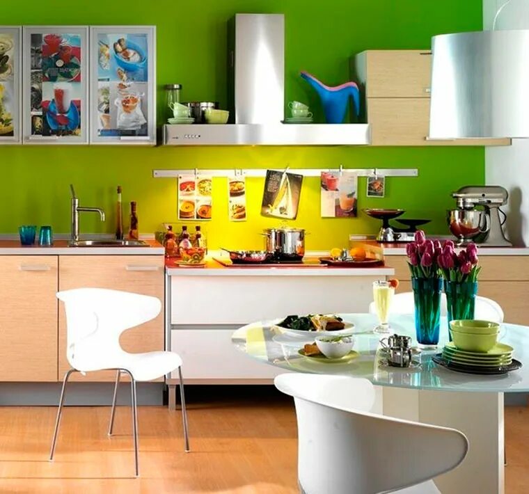 Какие цвета сочетаются на кухне. Яркий кухонный гарнитур. Интерьер кухни. Яркая стена на кухне. Сочетание цветов на кухне.