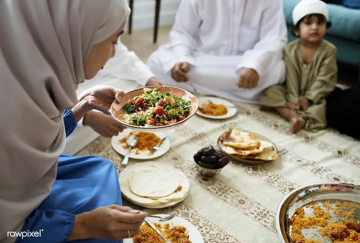 В рамадан едят мясо. Мусульманская семья за столом. Мусульмане за едой. Мусульмане за столом. Гостеприимство мусульман.