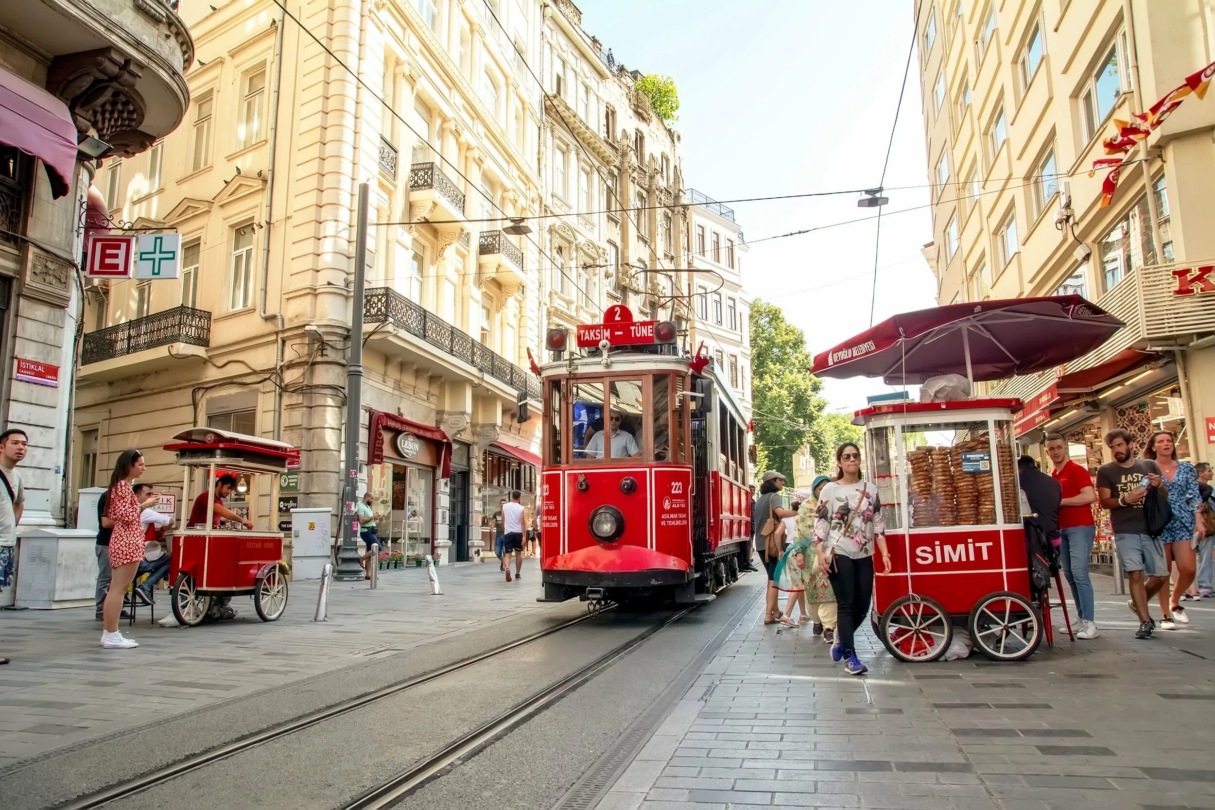 Улица Истикляль и Таксим в Стамбуле. Площадь Таксим и улица Истикляль. Стамбул, Бейоглу, площадь Таксим. Трамвай на Истикляль в Стамбуле.