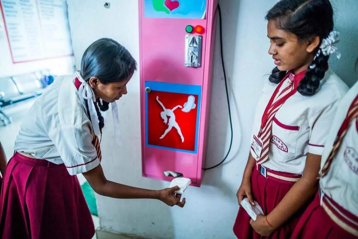Ученики в школе туалеты. India Панчгани School. School Toilet девочки. Indian School in 1999.