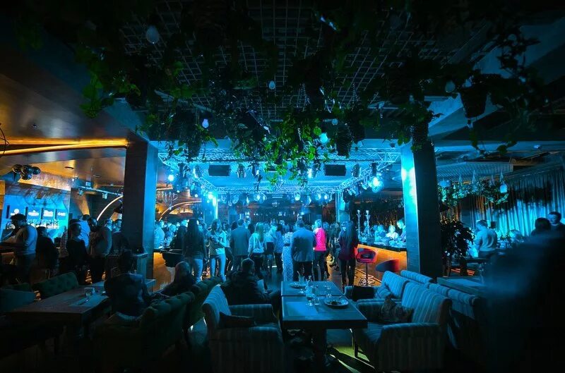 Deli cafe мурманск. Ресторан терраса мурманск. Столовая юность мурманск. Рестораны в мурманске. Мурманск молл кафе.