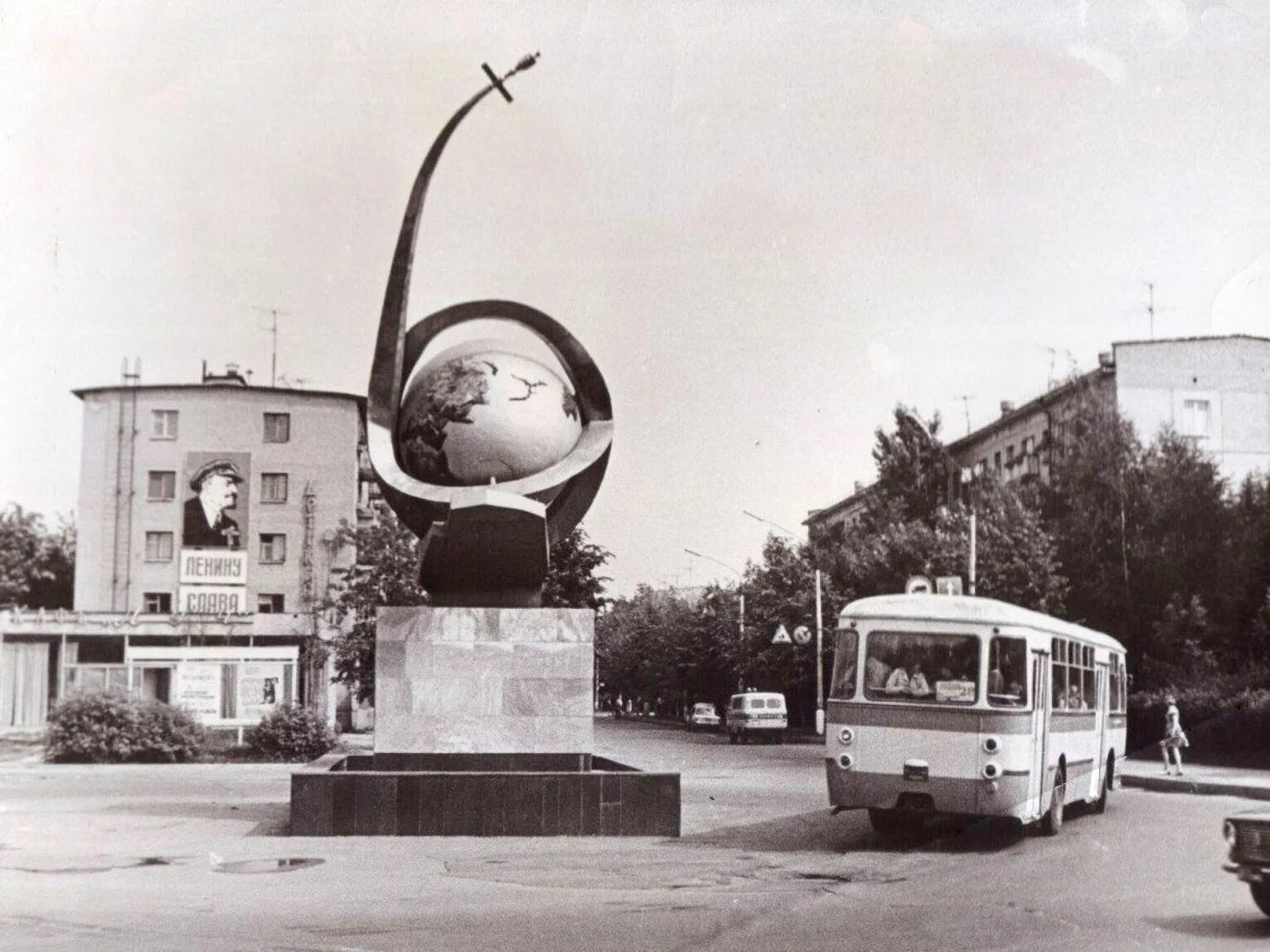 Королев выезд. Памятник Союз Аполлон в Королеве. Монумент Покорители космоса королёв. Королев памятник спутнику. Королев город 1938.