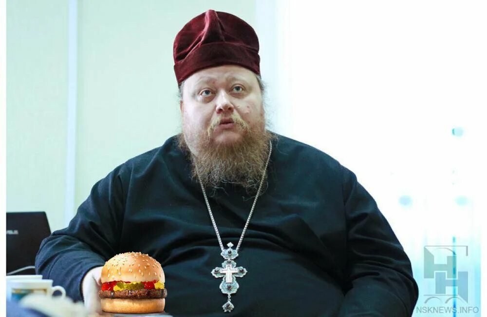 Поп в рясе