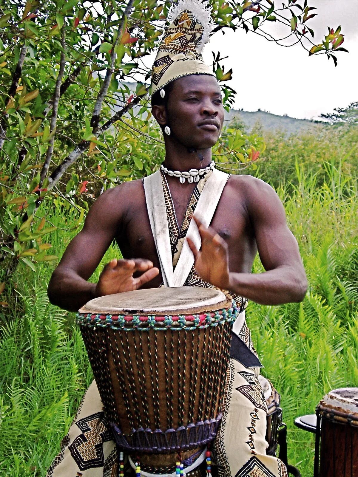 Вождь племени тумба юмба. Африканские музыканты. Музыканты африканцы. Африканский барабан. Музыка африканские барабаны