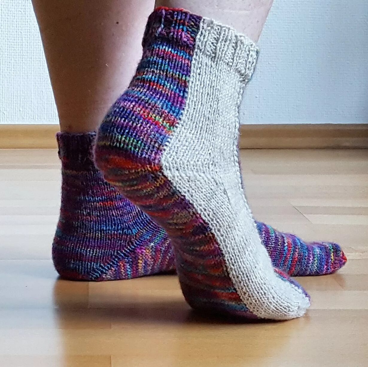 Носочки просто. Носочки Seitenstreifen Socks. Следочки тапочки носочки. Вязаные носки. Оригинальные носки спицами.