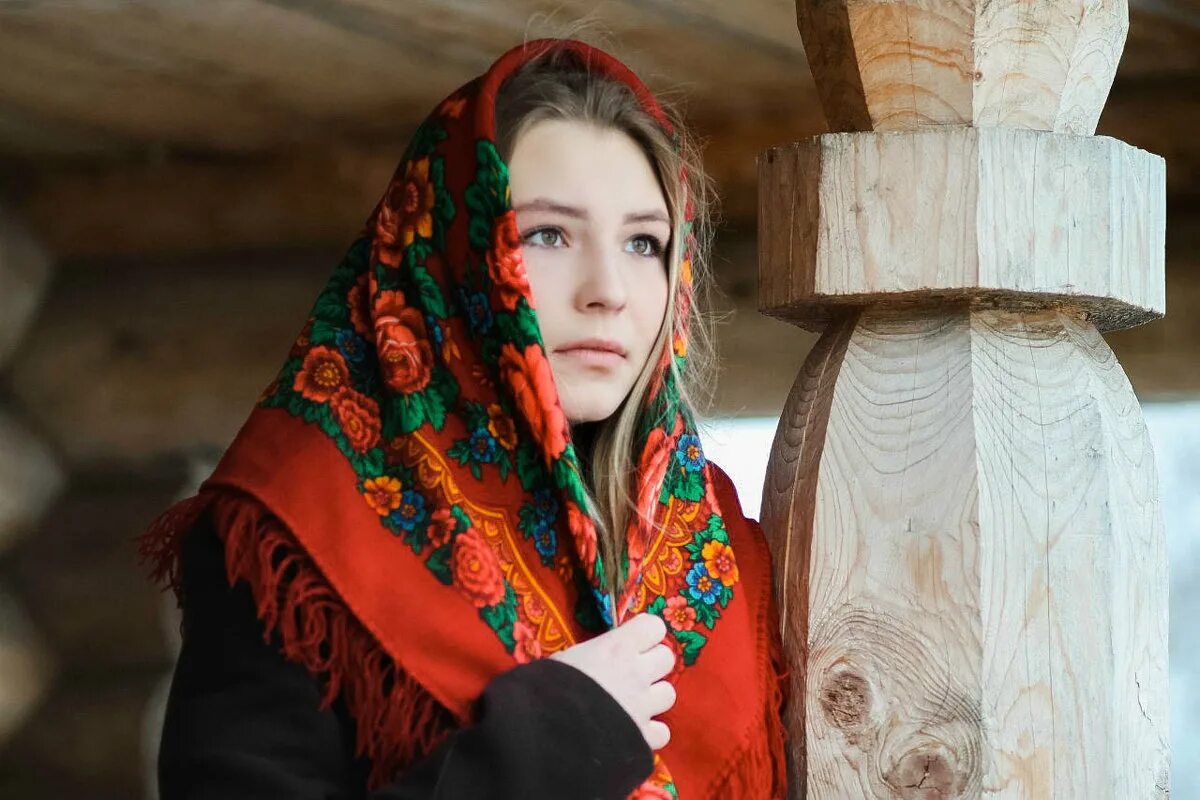 Платок матрешки. Матрешка в платке. матрёшки платок на голове с шторкой. матрёшки платок на голове с шторкой на лбу. цветы на платке матрешки.