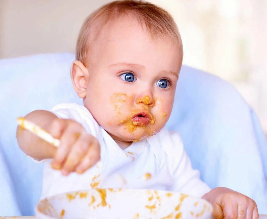 Еда для детей. Ребенок кушает. Ребенок ест ложкой. Маленький ребенок ест.