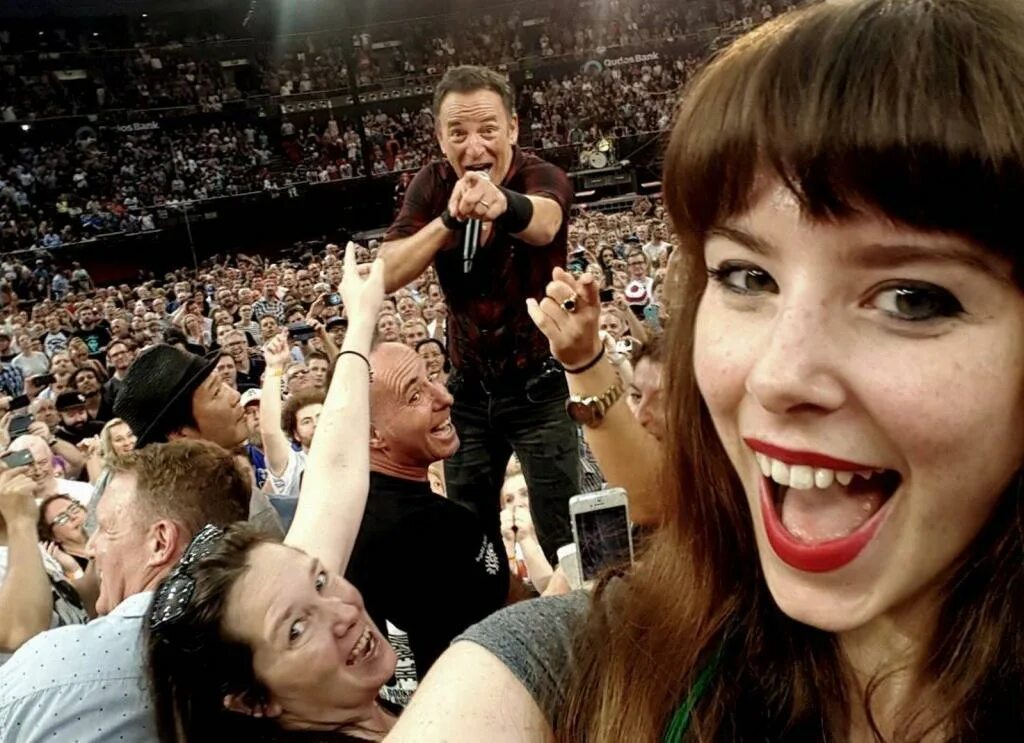 Попасть в кадр. Фотобомба Камбербэтч u2. Селфи знаменитостей. Селфи известных людей. Селфи людей со знаменитостями.