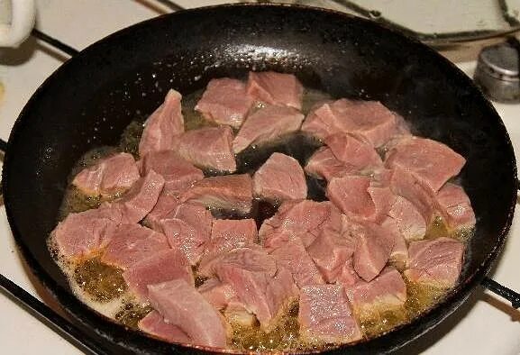 Как правильно пожарить замороженные котлеты. Как жарить замороженное мясо на сковороде. Кусочки жареной курицы. Пожарить замороженные котлеты на сковороде. Мясо на сковороде.