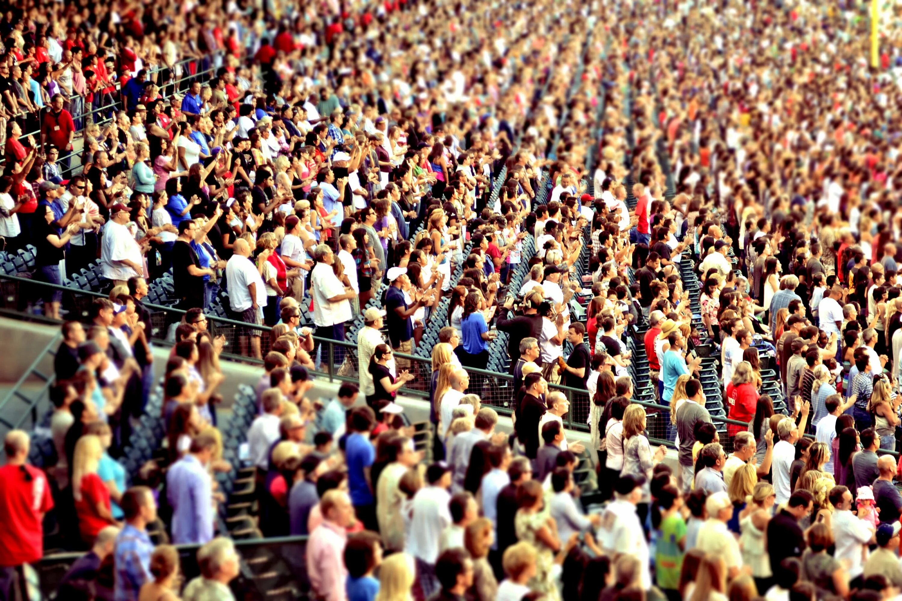 Много людей заболело. Человек толпы. Много людей. Массовое скопление людей. Большая толпа людей.