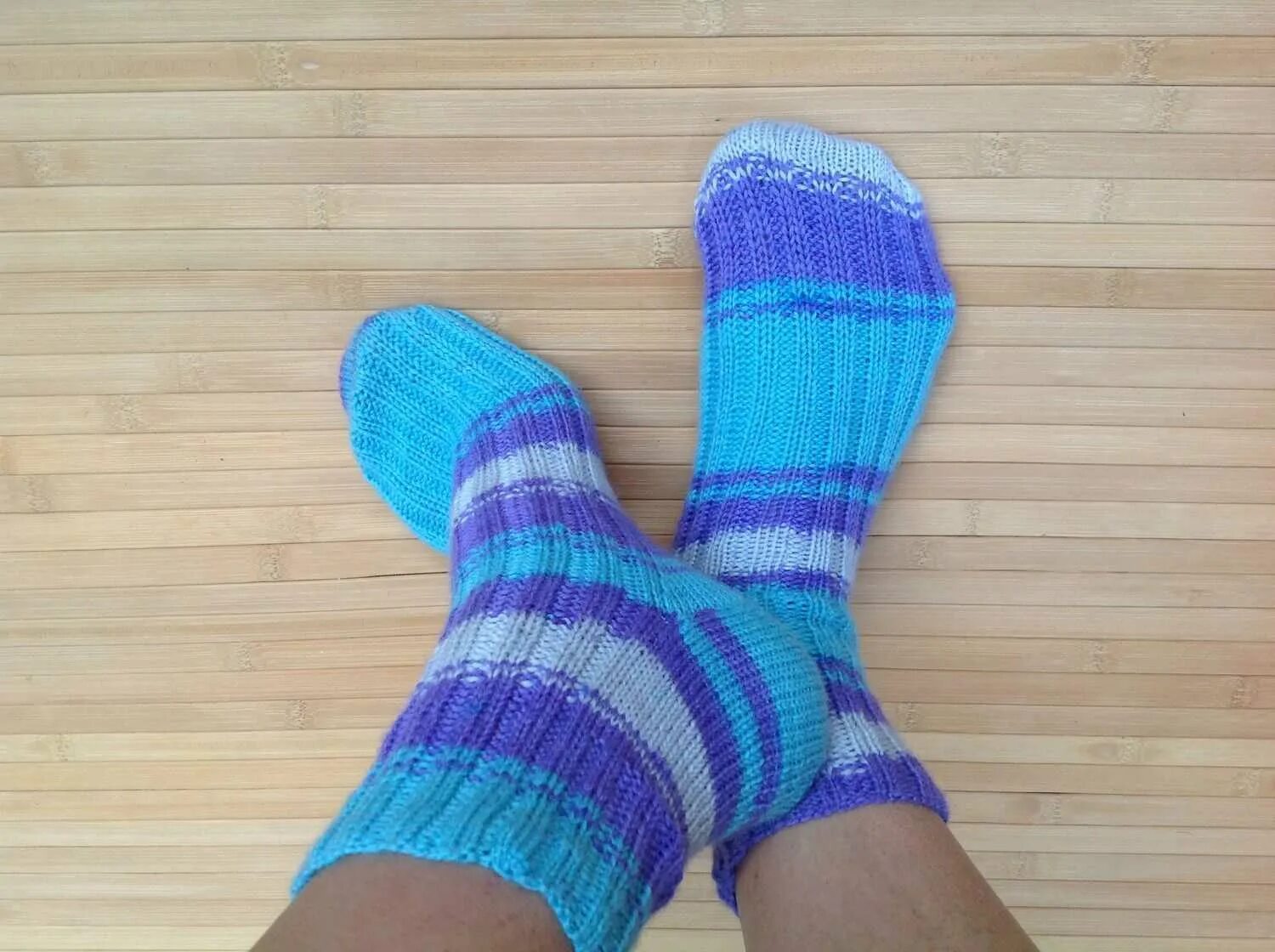 Три на носочки. Цветные вязаные носки. Вязаные мужские носки. Полосатые вязаные носки. Носки из носочной пряжи.