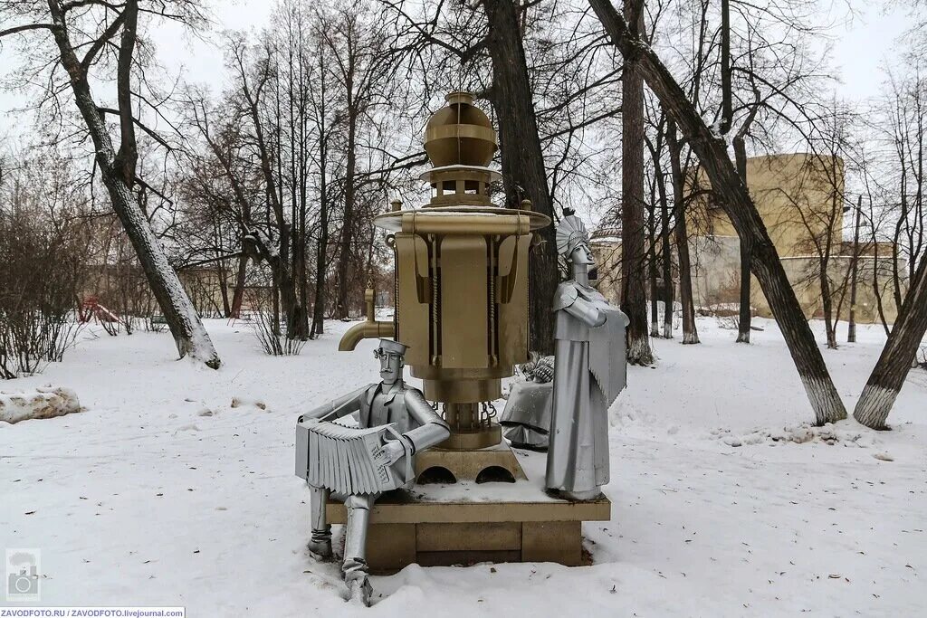 Самовар суксун. Памятник самовару в Суксуне. Суксунский самовар памятник. Памятник самовару в Туле. Суксун Пермский край памятник самовару.