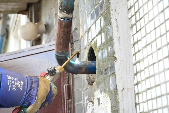 Замена труб по капитальному ремонту. Газовые трубы в многоквартирном доме. Тройник на газовую трубу в квартире. Кран на газовую трубу в квартире. Ремонтируют газовые трубы.