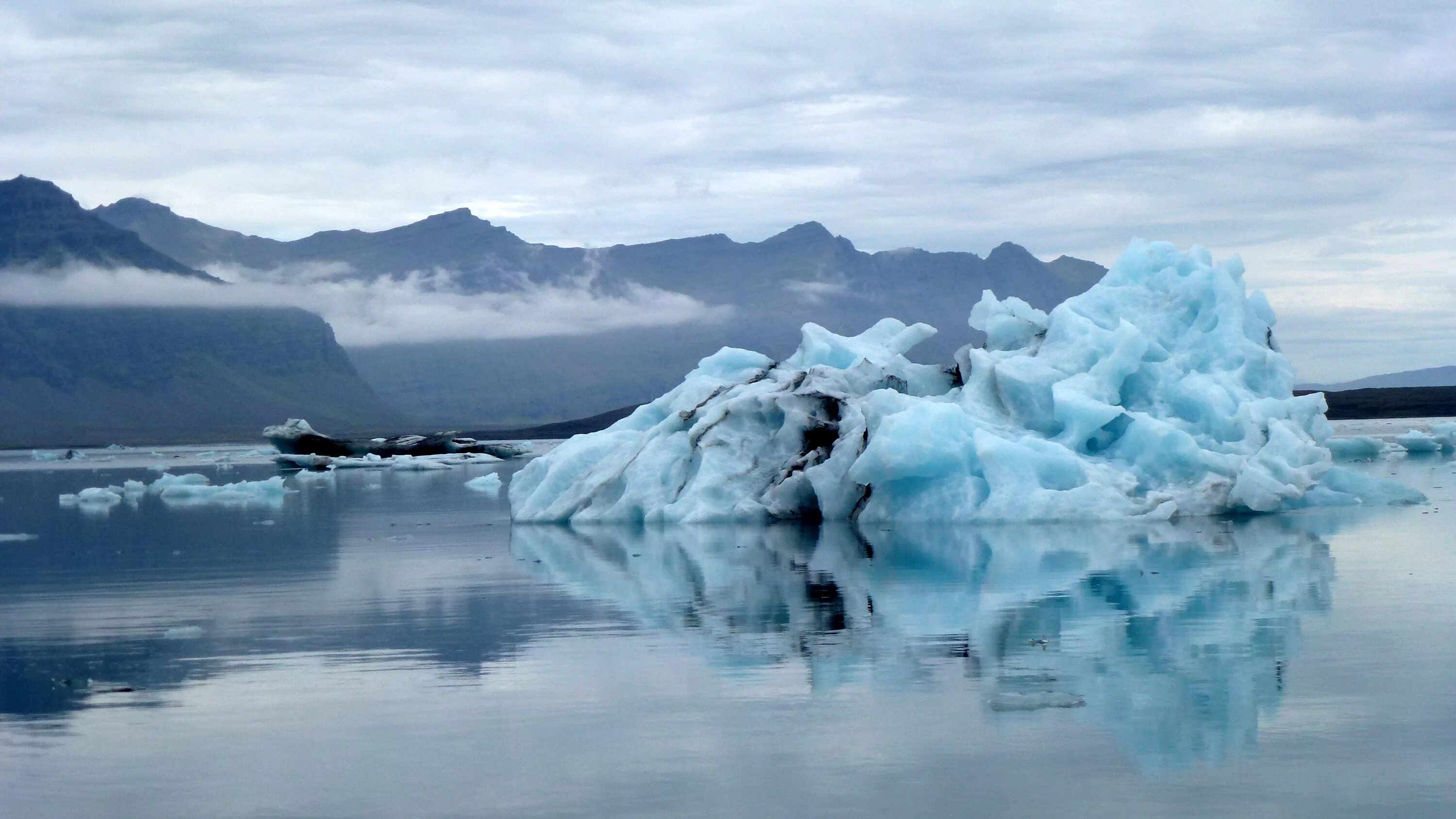 Ice rain. Исландия айсберги. Breiðamerkurjökull лес. Озеро тинг Лайт Лаван Исландия.