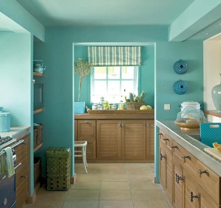 Какая лучшая краска для кухни. Бирюзовые стены на кухне. Кухня в бирюзовом цвете. Бирюзовый цвет стен на кухне. Голубые стены на кухне.