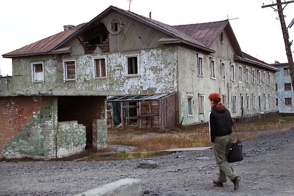Ветхое жилье прописаны. Барак расселение ветхое жилье калуга. аварийное жилье. барак жилье. ветхие дома.