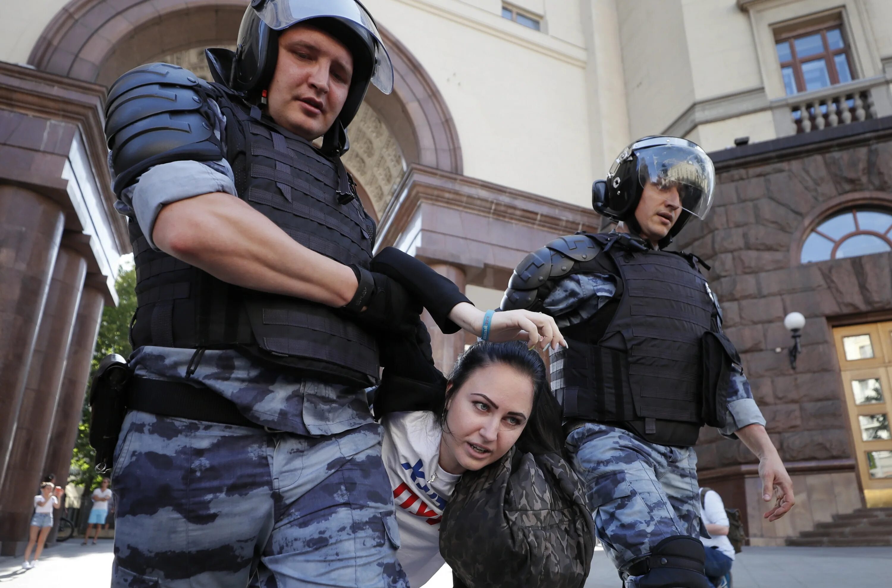 Митинг бьют