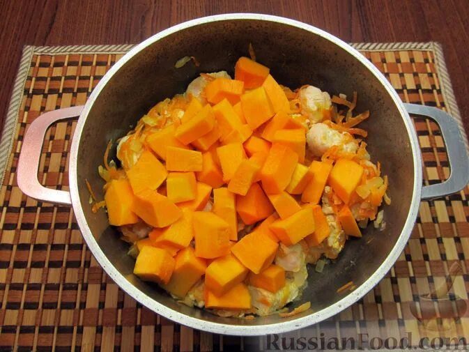 Сколько варится тыква кубиками. Курица в кастрюле из тыквы. как варить тыкву кусочками в кастрюле с кожурой. сколько варить тыкву с рыбой в кастрюле.