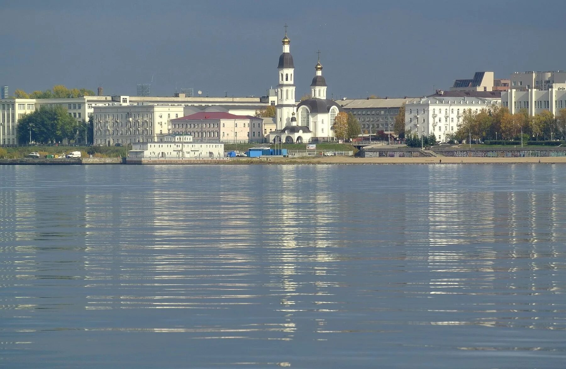 Река двина город. Северная Двина река в Архангельске. Северная Двина Архангельск. Вид на Архангельск с реки Двина. Набережная реки Двина Архангельск.