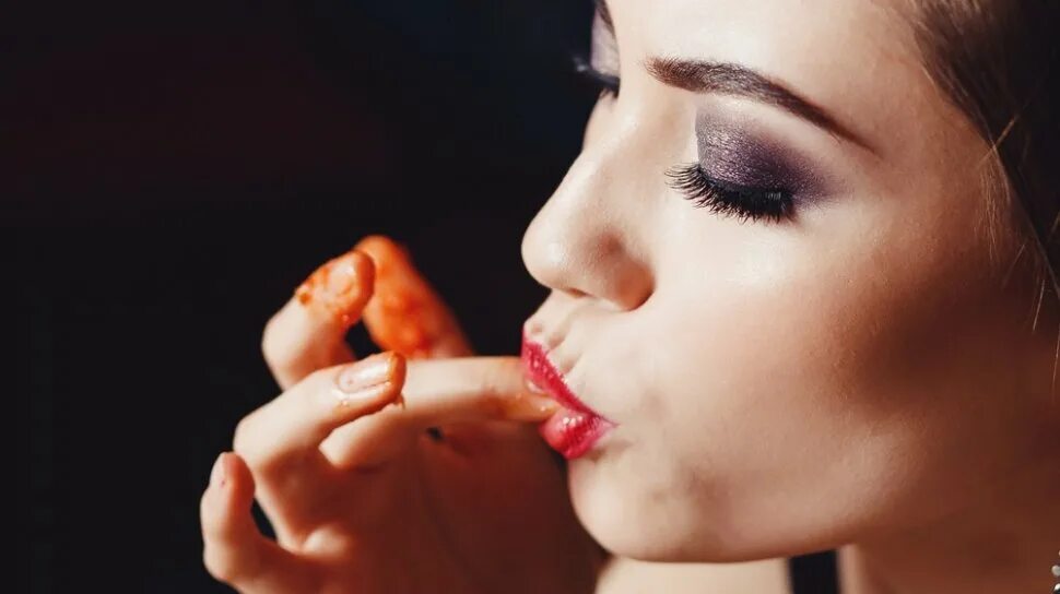 Темнокожая девушка жует жевательную резинку. Licks fingers. Licks fingers. Licks fingers. Палец во рту у девушки.