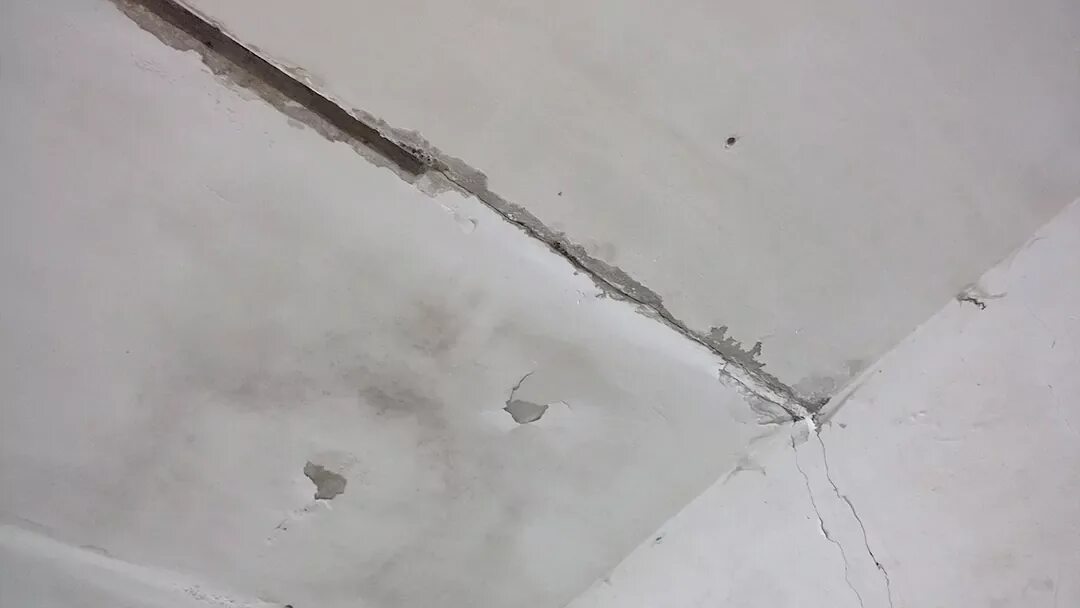 Руст между плитами перекрытия это. Расшивка швов плит перекрытия. Усадочные трещины в плите перекрытия. Заделка стыков плит перекрытия на потолке.