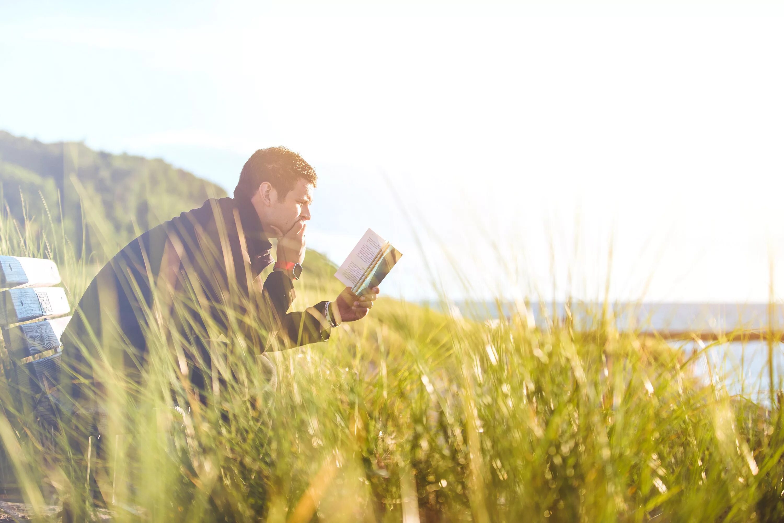 Человек и природа. Человек размышляет на природе. Парень с книгой на природе. Книга природа. Ее считают природой человека