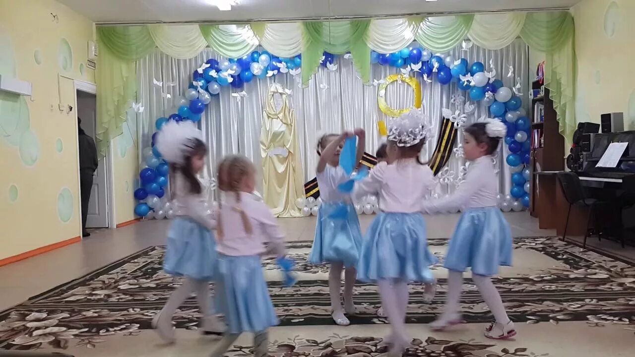 Танец песни синий платочек. Танец синий платочек в детском саду. Танец платочкаками в детском саду-. Сценки в детском саду синий платочек. Танец девочек старшей группы "синий платочек".