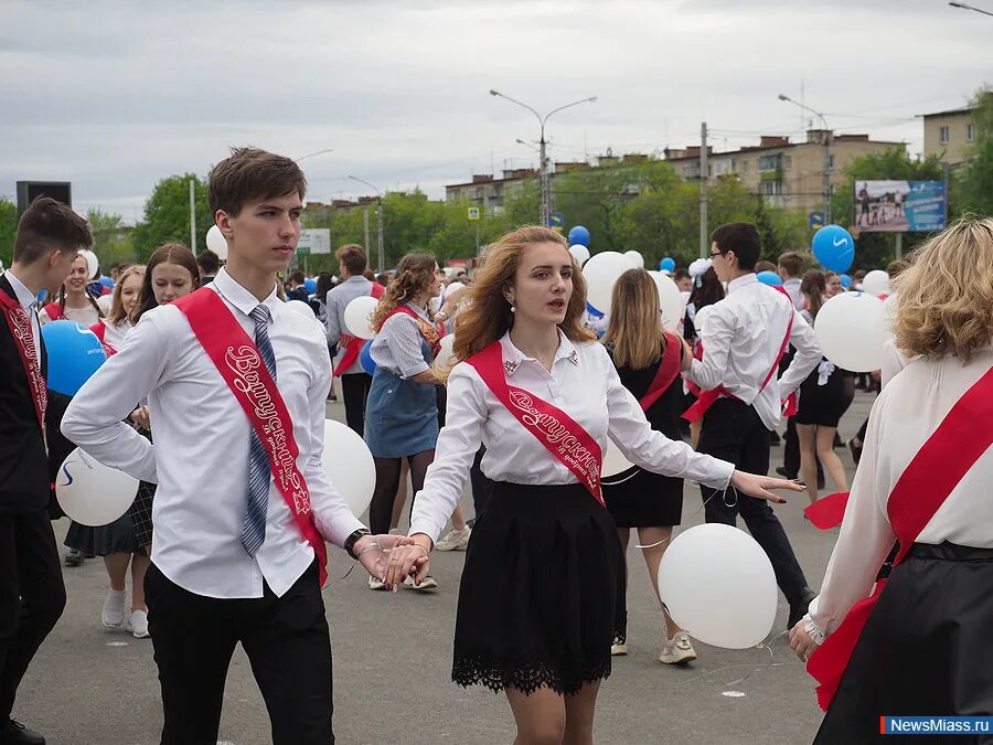 Русский школьный вальс. Школьный вальс. вальс школьники. вальс в школьной форме. школьный вальс танец.