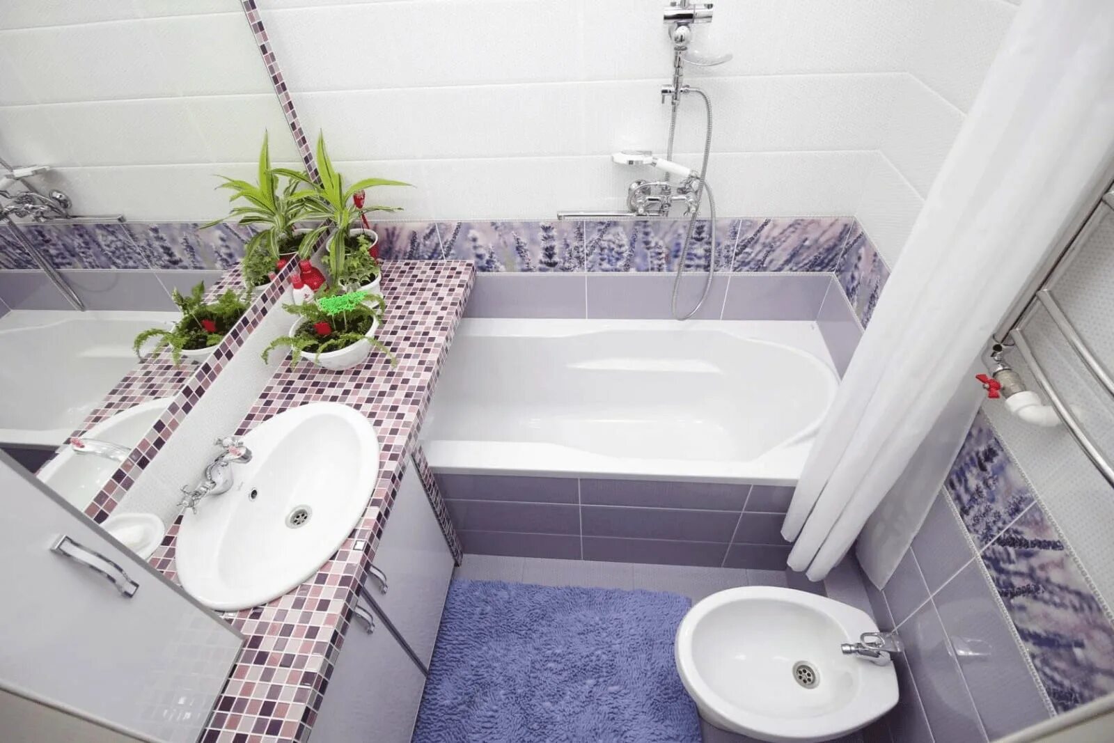 Декор маленькой ванной комнаты. Небольшие Ванные комнаты. Маленькая ванная комната. Дизайн маленькой ванной комнаты. Ванная комната маленькой площади