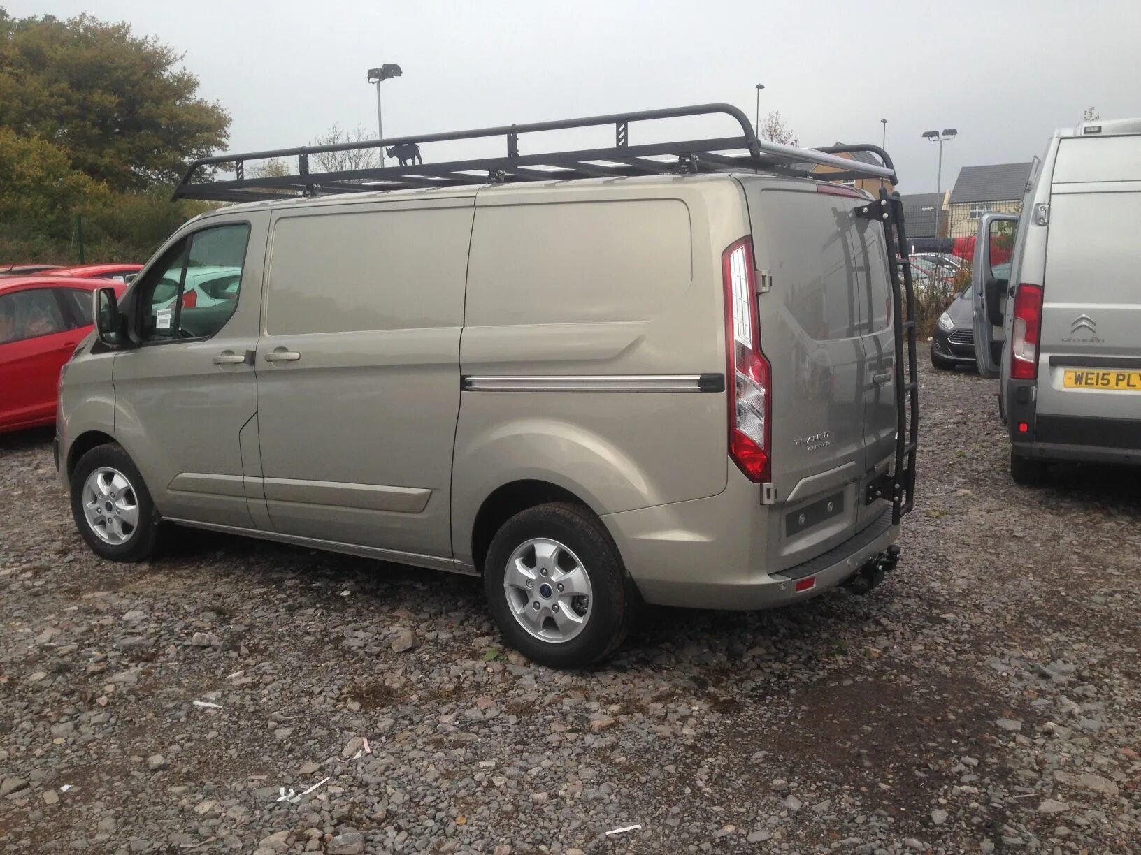 Transit багажник. Ford tourneo connect 2010. Багажник на крышу форд транзит 2013 года. Багажник на форд транзит с низкой крышей. Transit багажник.